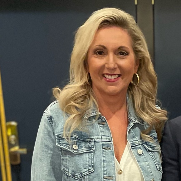 Meet your Posher, Jennifer - Picture 1 of 1